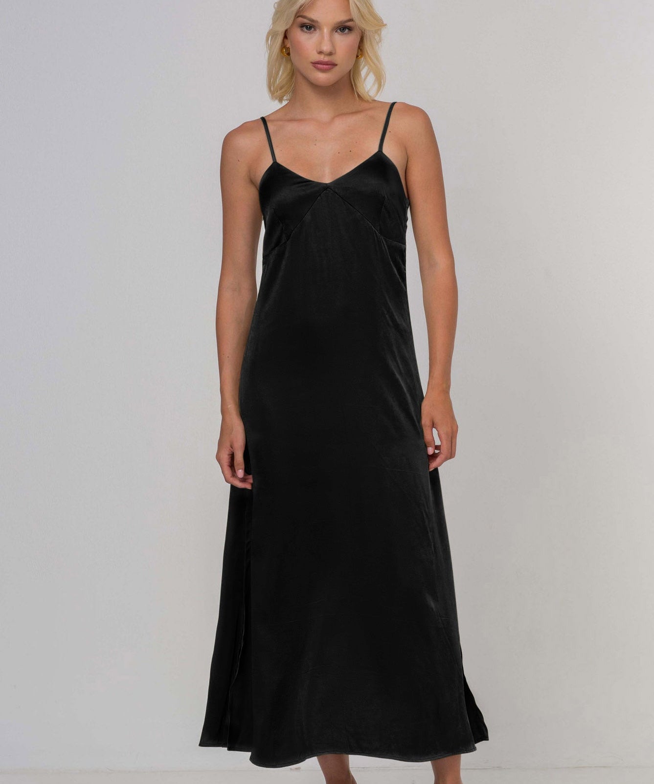sancha black knit maxi dress Angel @jesshunt2 in the Sancha knit dress